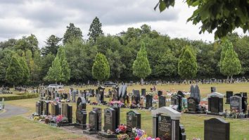 Un oraș din UK taxează mormintele pentru persoanele obeze. Mormintele XL costă cu 450 de lire mai mult decât cele standard