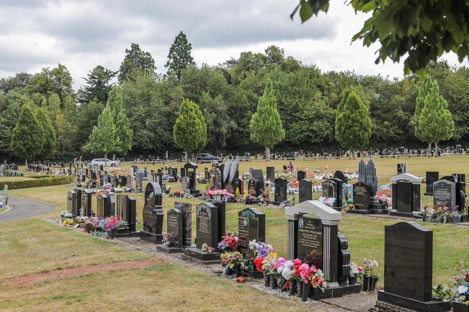 Un oraș din UK taxează mormintele pentru persoanele obeze. Mormintele XL costă cu 450 de lire mai mult decât cele standard