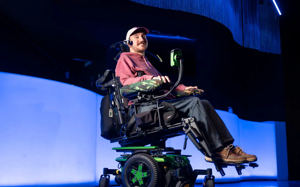 Primul om care a primit cipul cerebral de la Neuralink mărturisește că viața i s-a schimbat radical: „Tehnic, sunt un Cyborg”