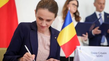 România sprijină un acord care „să respecte pe deplin suveranitatea Ucrainei”. Ce mesaj a transmis Oana Țoiu, înaintea Summit-ului din Alaska dintre Trump și Putin