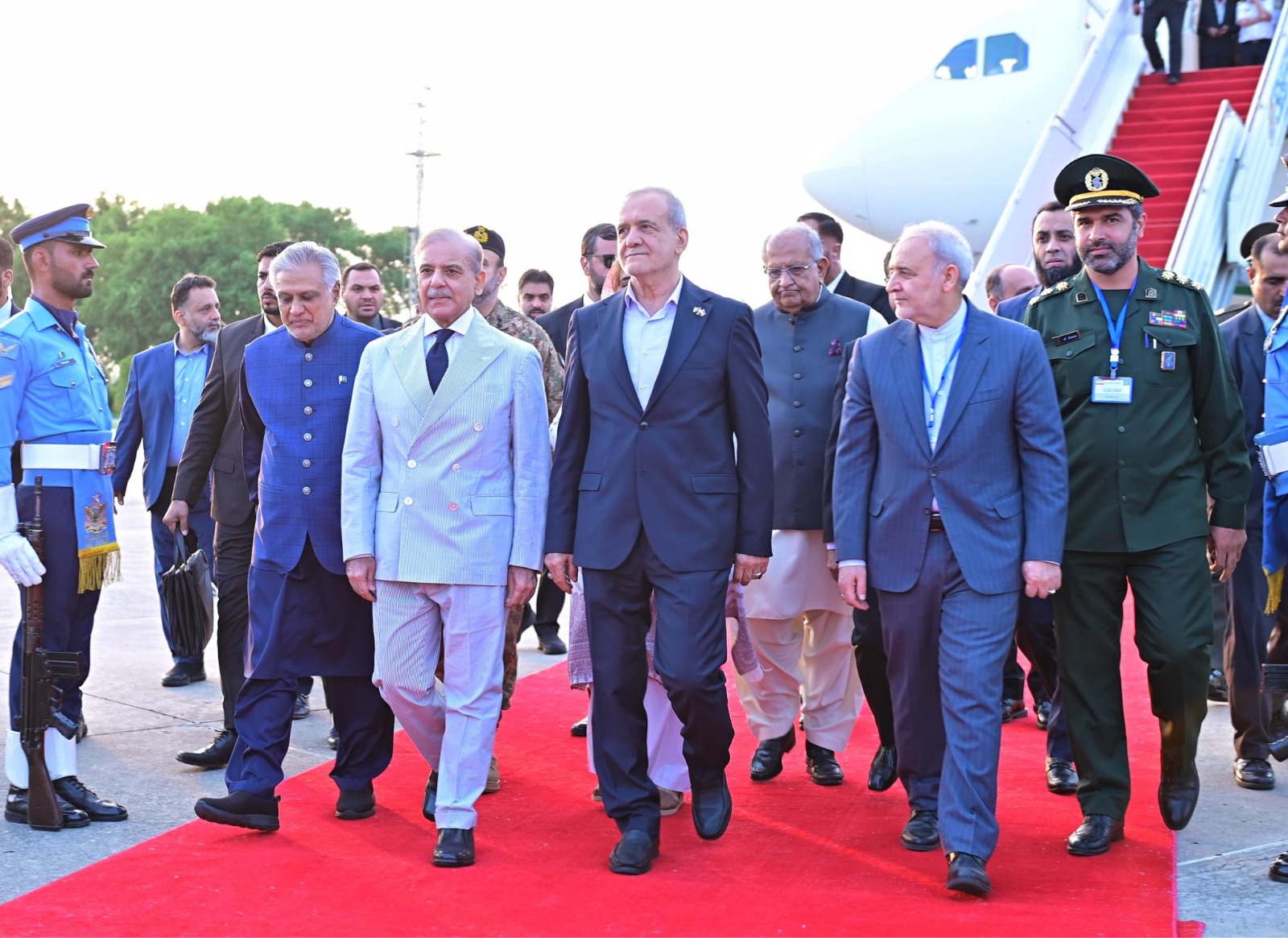 Iran și Pakistan încheie un acord comercial în valoare de $10 mld. Acordul prevede și susținerea industriei nucleare iraniene