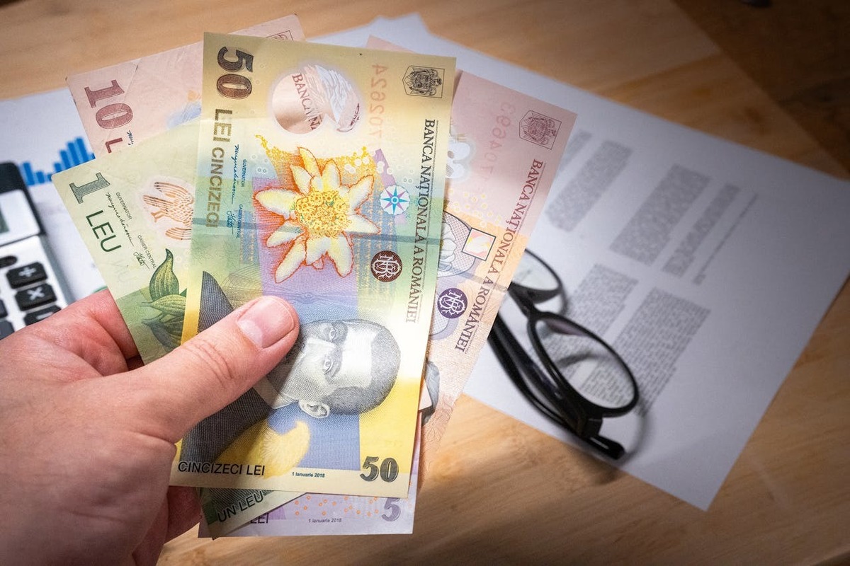 „Economia răsfățului” crește. Cum transformă micile plăceri consumul în perioade de criză economică