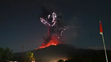Mount Lewotobi Laki Laki a erupt pentru a doua zi la rând. Coloana uriașă de cenușă a ajuns la o înălțime de 18 kilometri