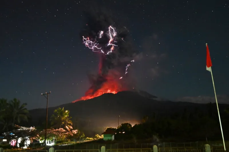 Mount Lewotobi Laki Laki a erupt pentru a doua zi la rând. Coloana uriașă de cenușă a ajuns la o înălțime de 18 kilometri