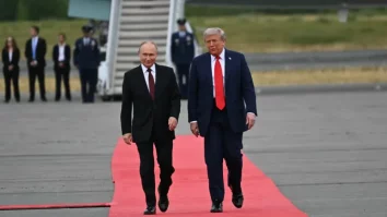 Trump i-a oferit lui Putin o întoarcere pe scena internațională. Președintele american a aplaudat  atunci când liderul rus înainta către el