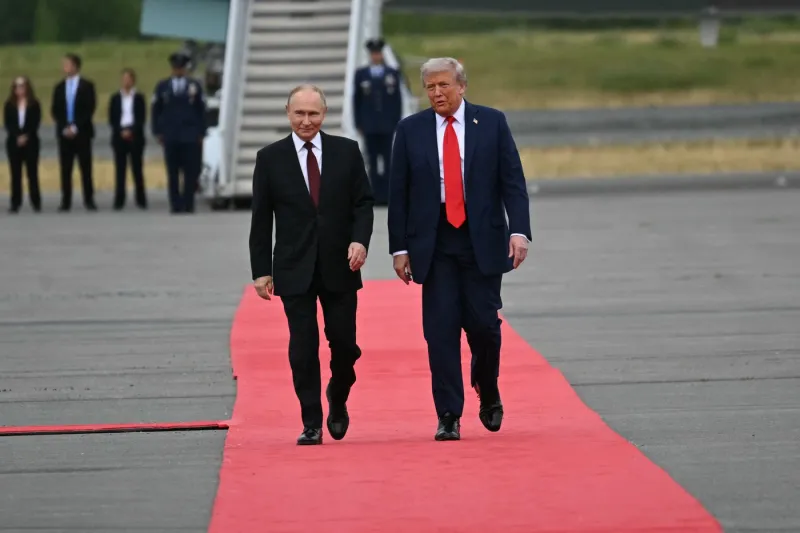 Trump i-a oferit lui Putin o întoarcere pe scena internațională. Președintele american a aplaudat  atunci când liderul rus înainta către el
