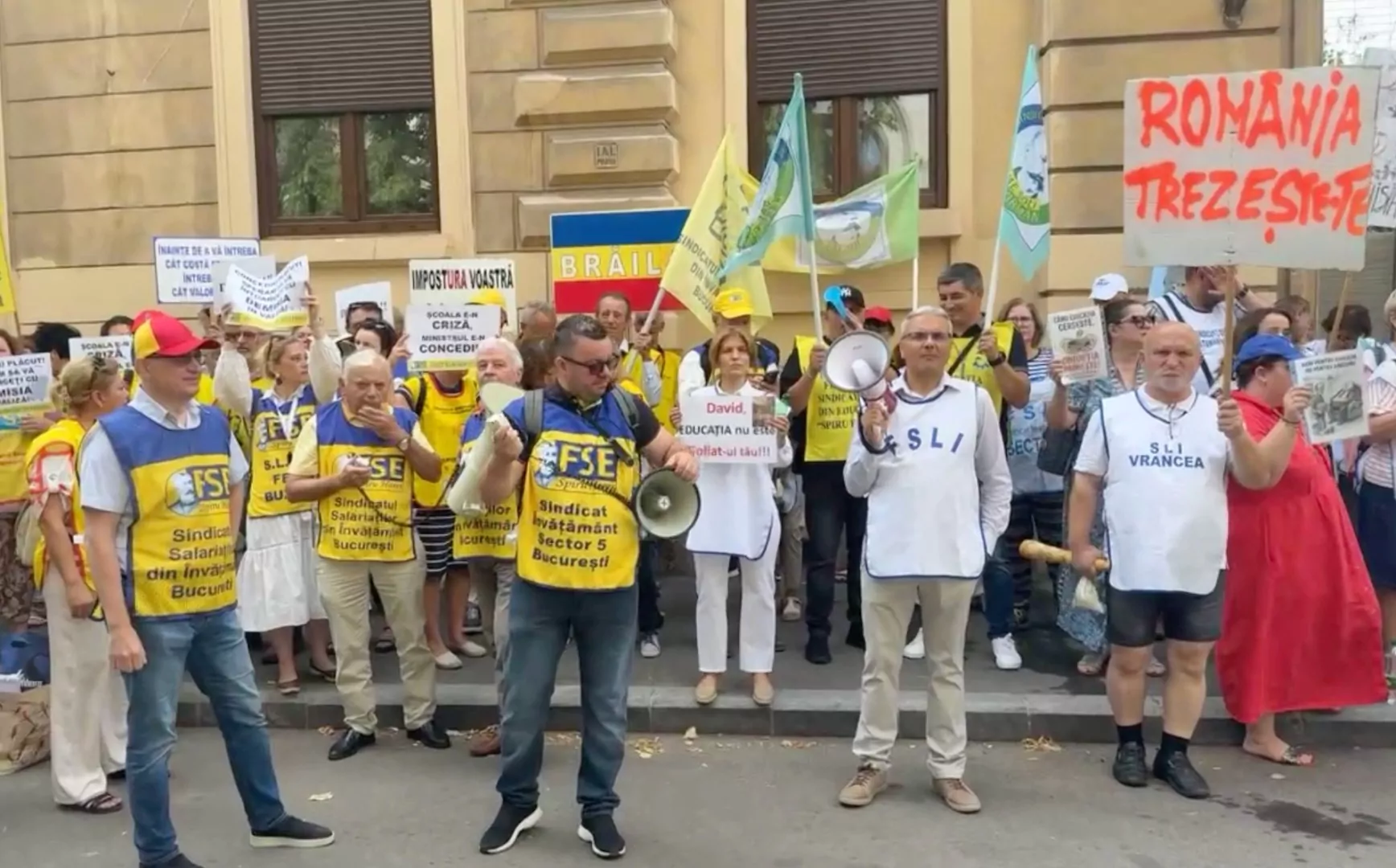 Membrii sindicatelor din învățământ intră în a zecea zi de proteste la sediul Ministerul Educației