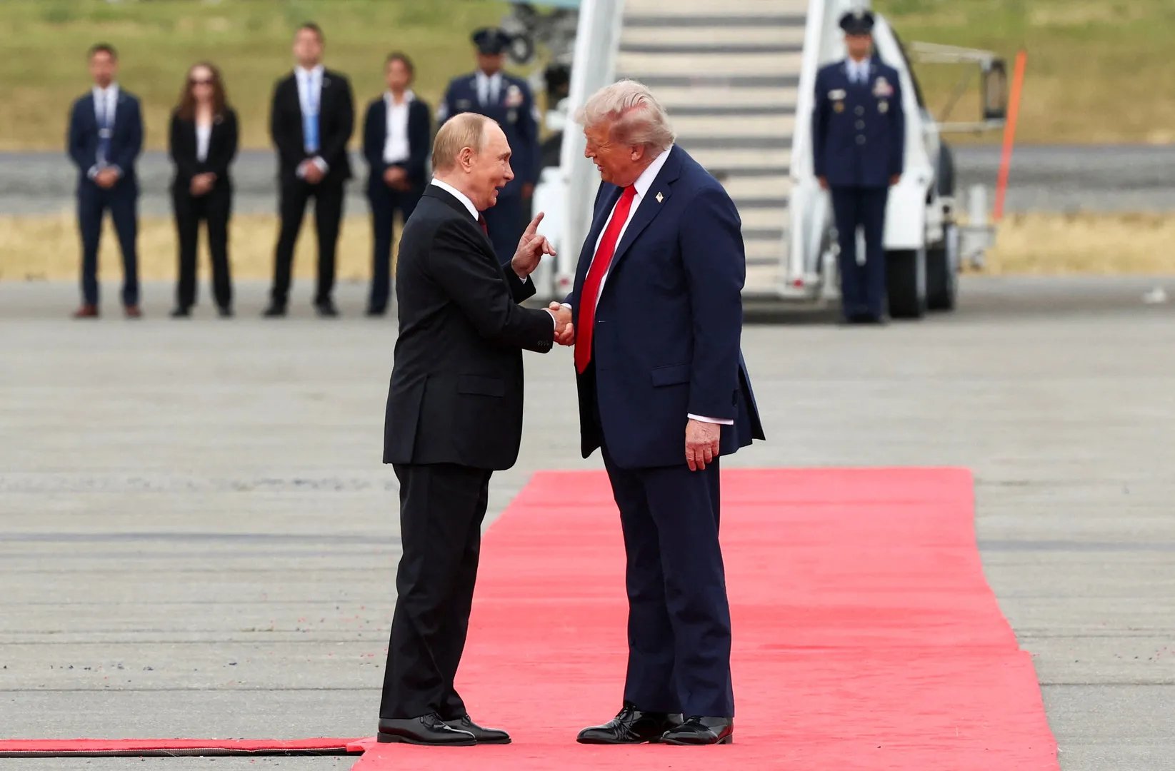 Rusia ucide civili în bombardamente masive înaintea Summitului Trump-Zelenski de la Casa Albă. Putin: „E o tragedie, sunt frații noștri”