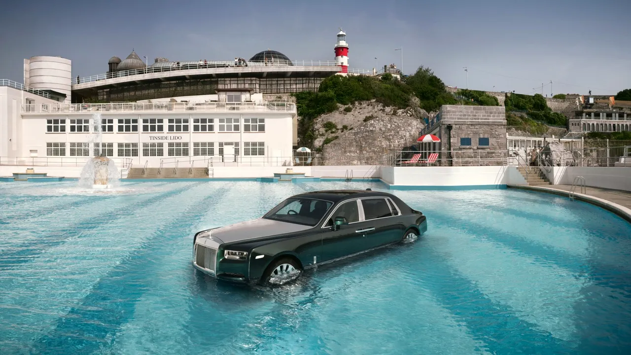 Rolls-Royce sărbătorește 100 de ani de Phantom într-un mod inedit – a scufundat o limuzină de 500.000 de euro într-o piscină