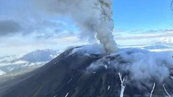 Vulcanul Krașeninikov din Rusia a erupt pentru prima dată în aproape 500 de ani. O coloana de fum de 6 kilometri acoperă „Cercul de foc al Pacificului”