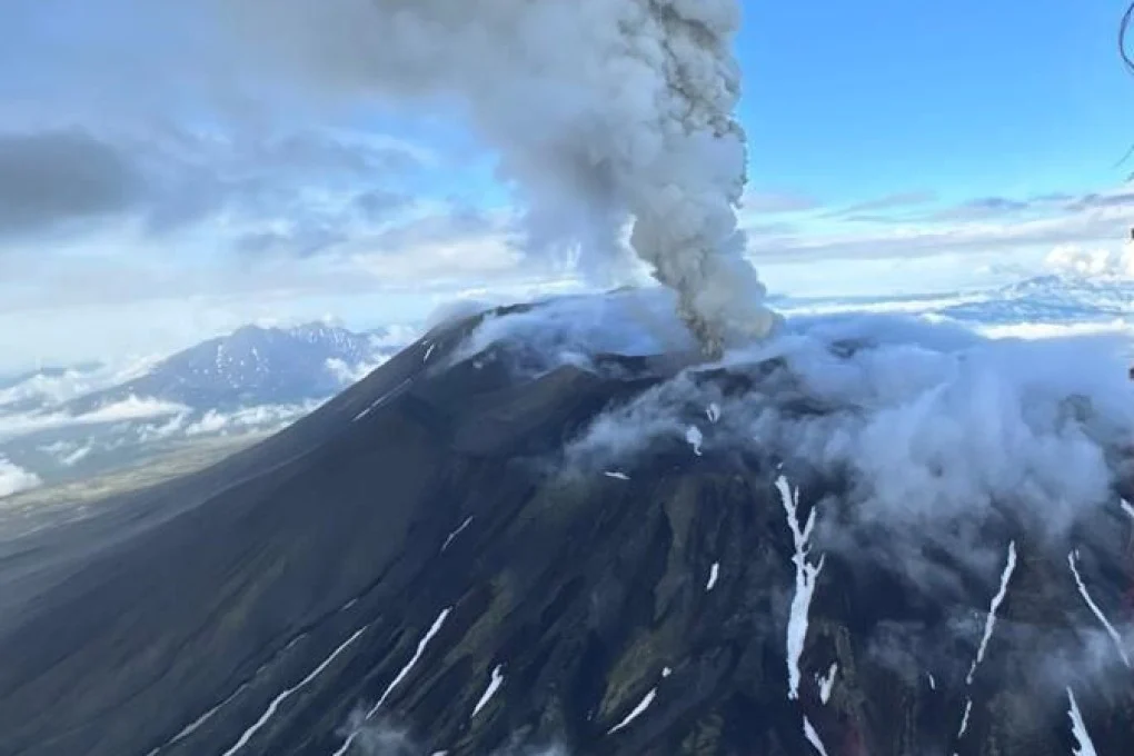 Vulcanul Krașeninikov din Rusia a erupt pentru prima dată în aproape 500 de ani. O coloana de fum de 6 kilometri acoperă „Cercul de foc al Pacificului”