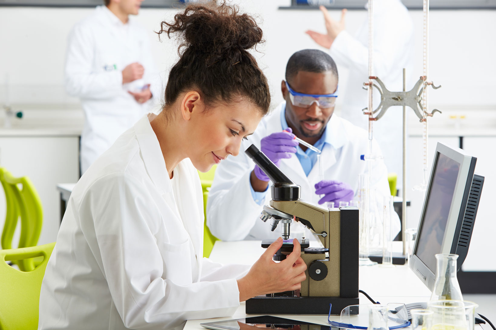 Cercetătorii au creat o „super-moleculă” care lovește simultan două gene ale cancerului