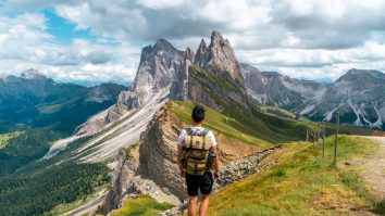 Fermierii italieni montează porți cu turnicheți în Dolomiți: „Aș închide conturile de travel influencers. Turiștii nu mai vin pregătiți”