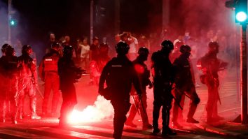 Rusia anunță că „sprijină fratele nostru, Serbia”, după ce protestatarii au incendiat sediul partidului lui Vučić