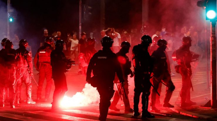 Rusia anunță că „sprijină fratele nostru, Serbia”, după ce protestatarii au incendiat sediul partidului lui Vučić