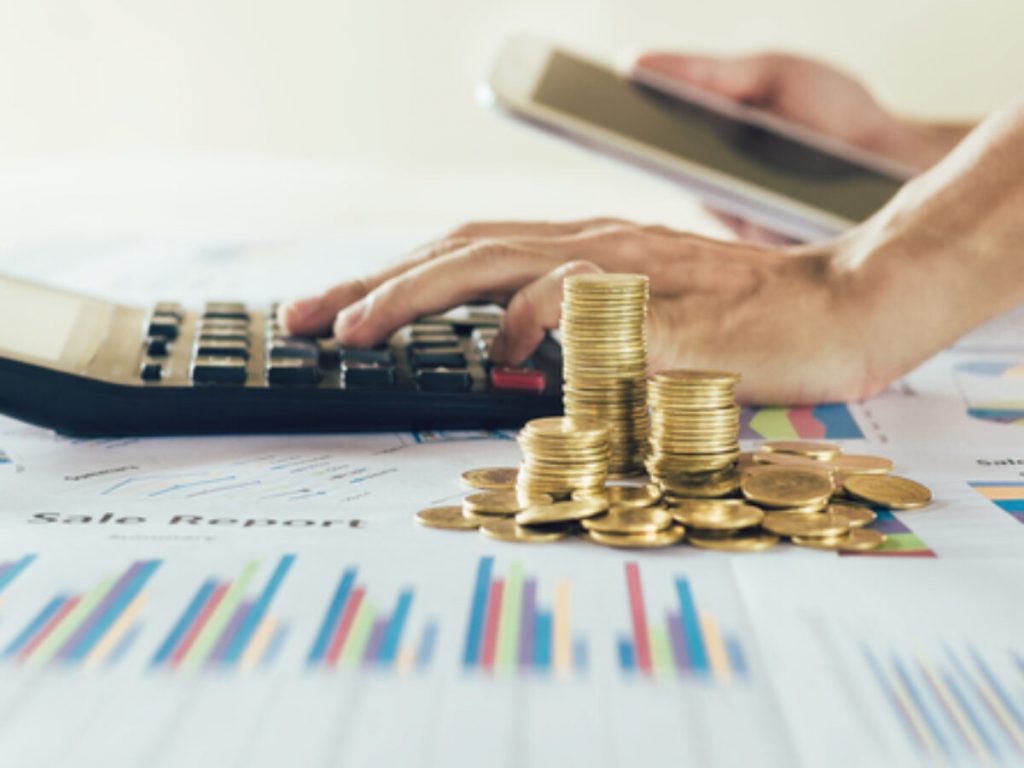 STUDIU. Românii cred în economii și mai puțin în economie. 70% spun că au bani puși deoparte. Modul în care folosesc banii diferă de la o generație la alta