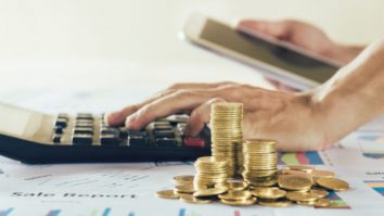 STUDIU. Românii cred în economii și mai puțin în economie. 70% spun că au bani puși deoparte. Modul în care folosesc banii diferă de la o generație la alta