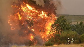 Uniunea Europeană trimite două avioane în Spania pentru a ajuta la stingerea incendiilor devastatoare. Mii de oameni au fost evacuați, cel puțin 3 au murit