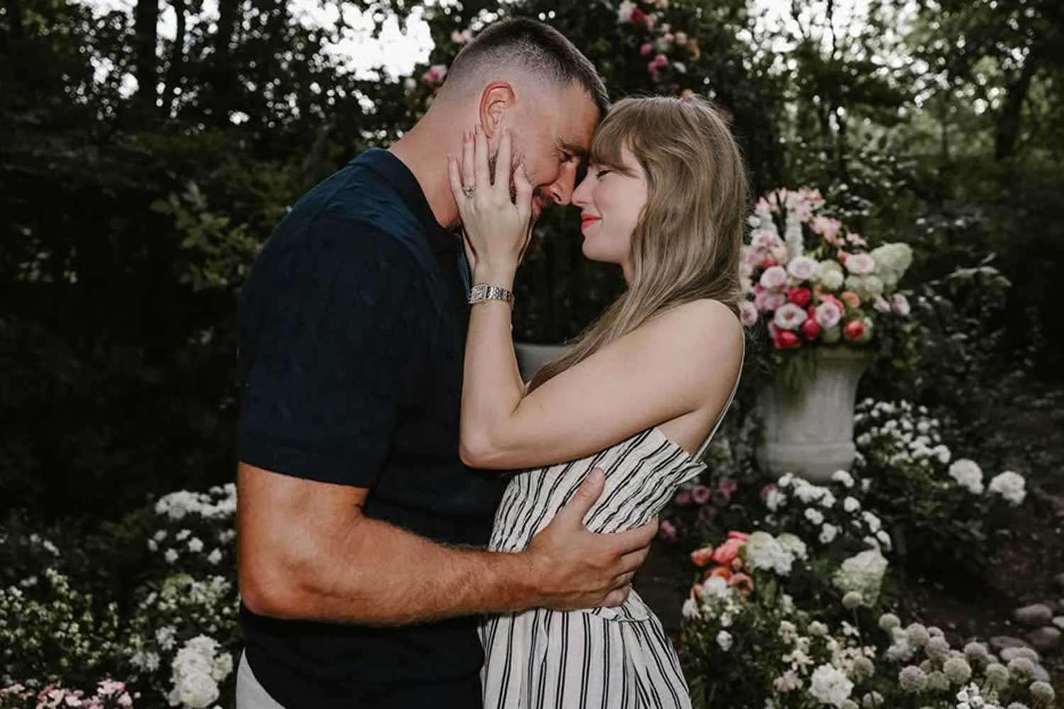 FOTO. Taylor Swift și Travis Kelce s-au logodit. Celebrul cuplu a făcut mult așteptatul anunț prin două postări simultane pe Instagram