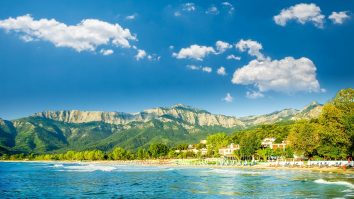 În 2025, românii și-au redus bugetul pentru vacanțe. Care au rămas destinațiile preferate ale românilor