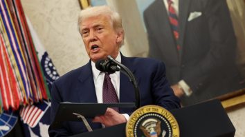 Trump face anunțuri majore la Casa Albă pentru economia SUA: Toate cipurile importate vor fi supuse unor tarife de 100%. Apple va investi 600 miliarde de dolari în SUA