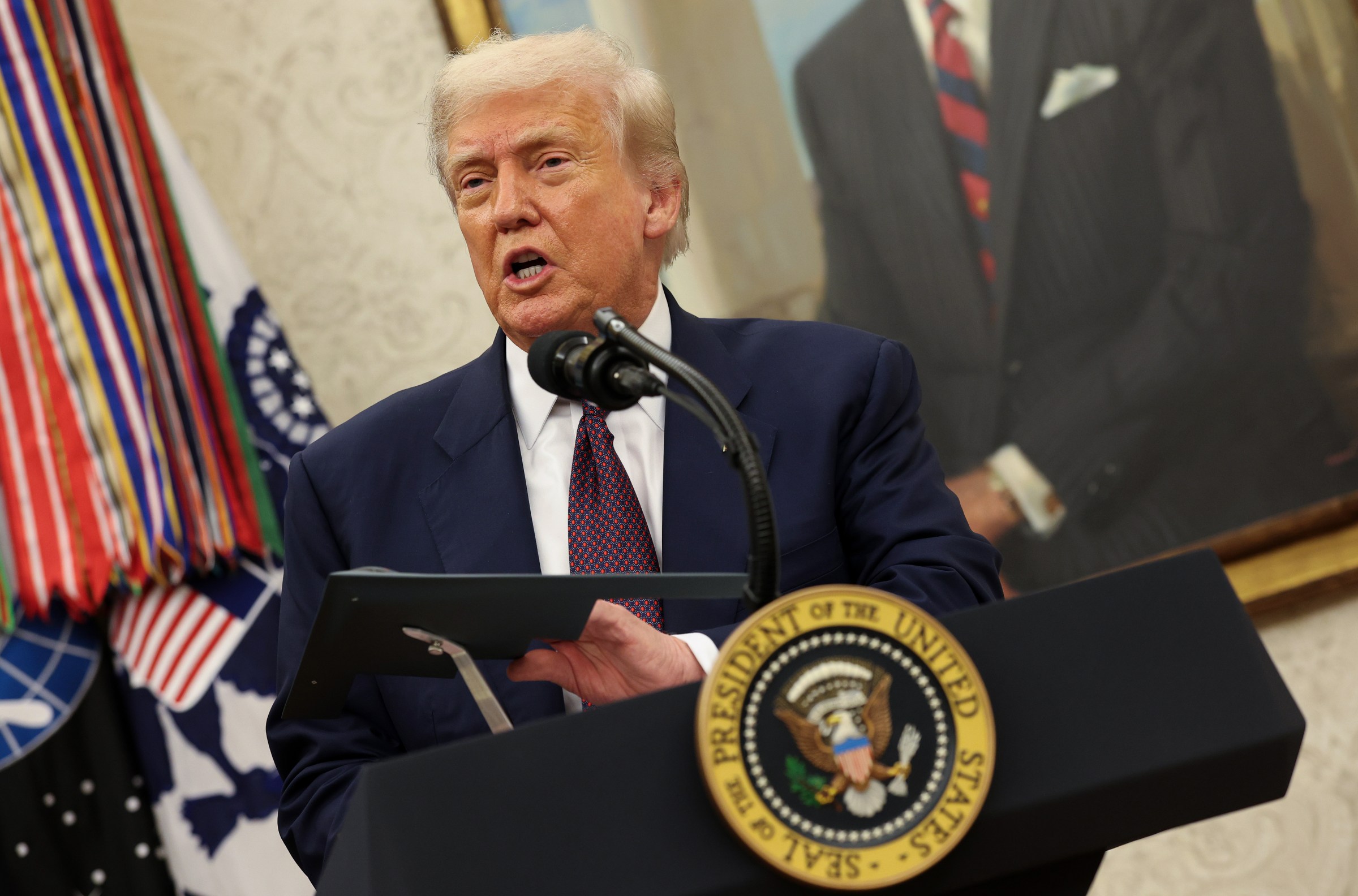 Trump face anunțuri majore la Casa Albă pentru economia SUA: Toate cipurile importate vor fi supuse unor tarife de 100%. Apple va investi 600 miliarde de dolari în SUA