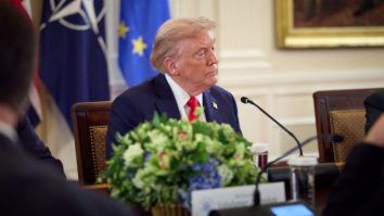 Statele Unite sunt dispuse să ofere sprijin aerian și strategic pentru o posibilă misiune europeană în Ucraina post-război. Condiția: Europenii să trimită zeci de mii de trupe