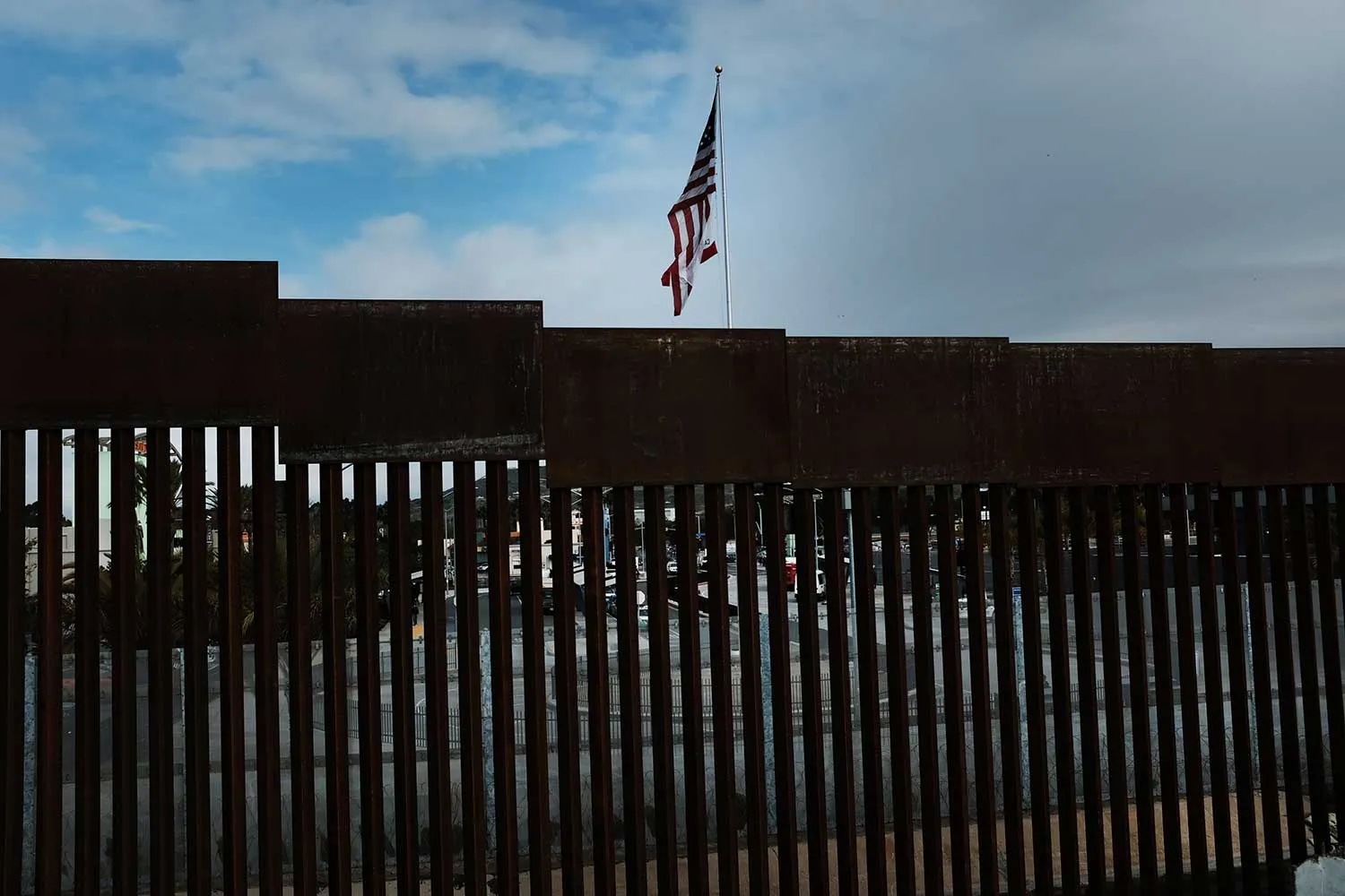 Trump a dispus vopsirea zidului de la granița cu Mexicul în negru, pentru a fi „mai fierbinte” și „mai greu de escaladat”