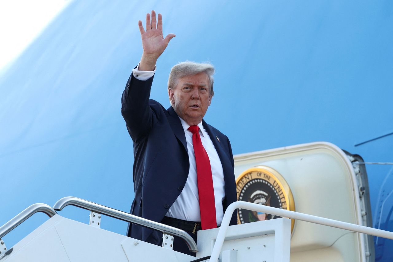 Trump se îndreaptă către Alaska, pentru Summit-ul istoric cu Putin. Soarta Ucrainei se decide astăzi, în condiții de maximă securitate: Bombardierele SUA folosite în Iran au fost văzute la baza Elmendorf din Anchorage