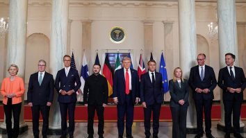 Cine a câștigat Summit-ul de la Casa Albă? Trump și-a arătat „mușchii” în fața liderilor europeni. Președintele SUA le-a arătat europenilor colecția sa de șepci inscripționate cu „4 More Years”
