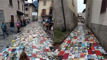 Satul Tagliata a fost gazda unei premiere mondiale în august: strada principală a fost acoperită de 3.000 de cărți