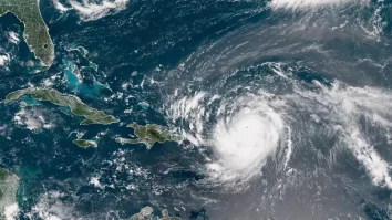 Uraganul Erin amenință Coasta de Est a SUA. Oficialii au declarat stare de urgență