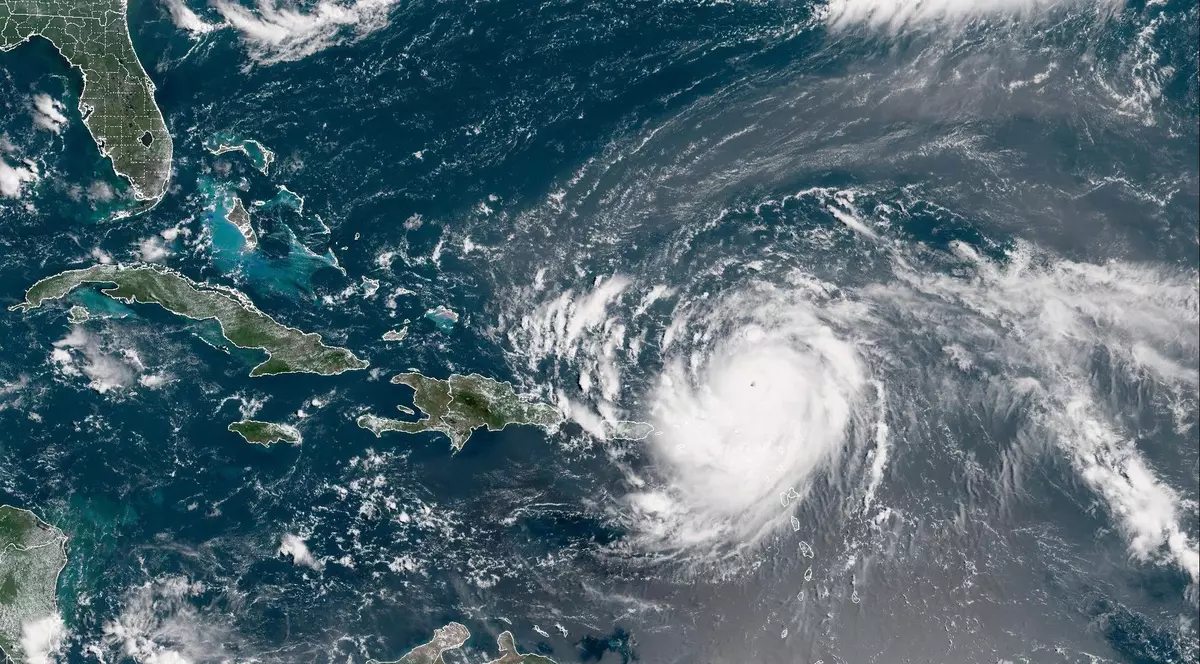 Uraganul Erin amenință Coasta de Est a SUA. Oficialii au declarat stare de urgență