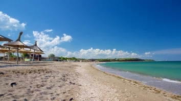 Vama Veche e paradisul turismului nefiscalizat. Datele oficiale raportează doar 500 de turişti pe zi în plin sezon, deși numărul real este cel puţin triplu