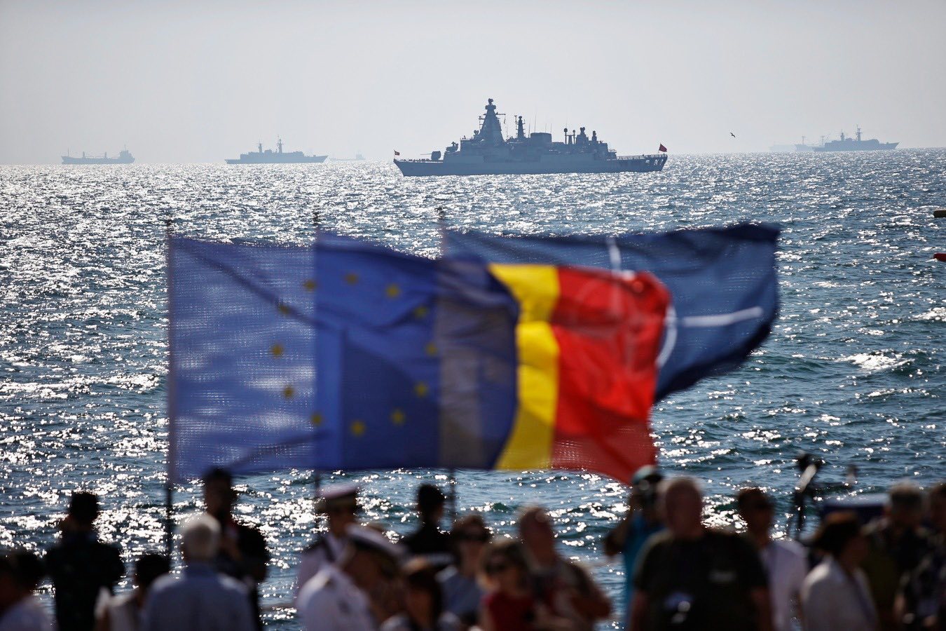 Ziua Marinei transformă Constanța într-o paradă navală cu 3500 de militari. Absent este chiar Nicușor Dan
