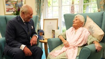 Regele Charles al III-lea a vizitat-o pe Ethel Caterham, cea mai în vârstă persoană din lume. Femeia are 116 ani