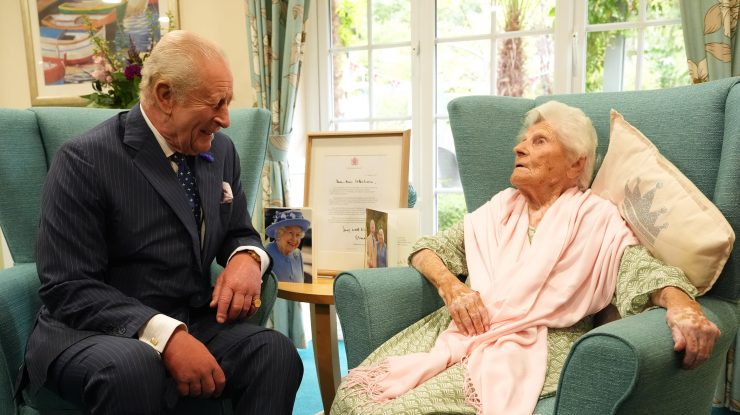 Regele Charles al III-lea a vizitat-o pe Ethel Caterham, cea mai în vârstă persoană din lume. Femeia are 116 ani