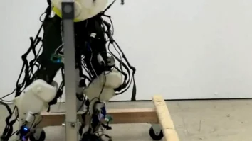 Un turist american a testat picioarele robotice „made in China”. Ce a descoperit