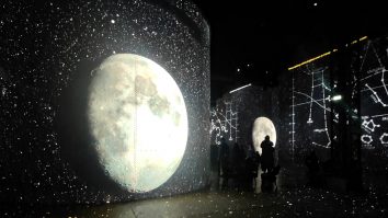 Atelier des Lumières din Paris găzduiește o experiență imersivă. „Destination Lune” îți oferă o călătorie 360° prin istoria și viitorul explorării spațiului