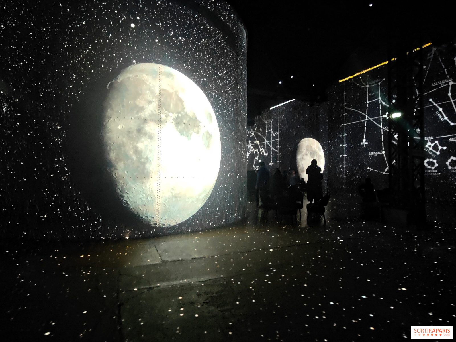Atelier des Lumières din Paris găzduiește o experiență imersivă. „Destination Lune” îți oferă o călătorie 360° prin istoria și viitorul explorării spațiului