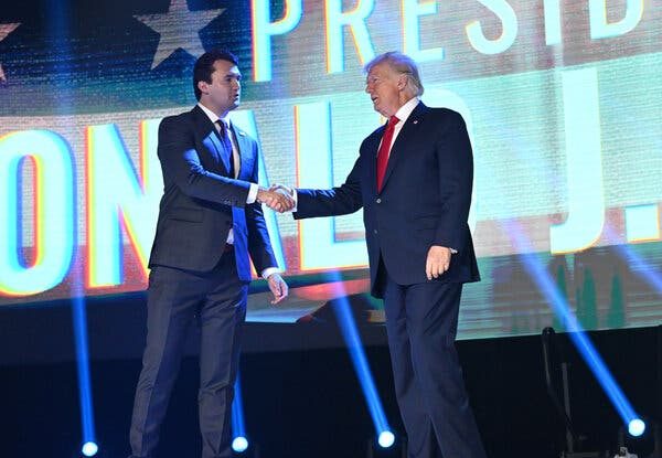 Donald Trump a ajuns la ceremonia pentru  Charlie Kirk. Sunt așteptate peste 100.000 de persoane