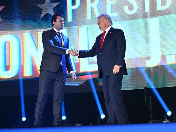 Donald Trump a ajuns la ceremonia pentru  Charlie Kirk. Sunt așteptate peste 100.000 de persoane