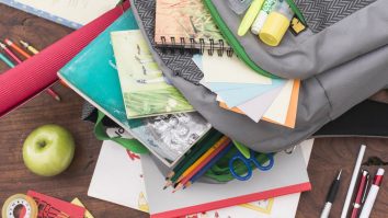 6 din 10 elevi au început anul școlar fără rechizite, ghiozdane sau încălțăminte. Cât îi costă un an de școală pe părinți