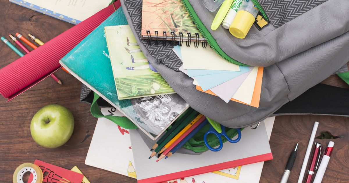 6 din 10 elevi au început anul școlar fără rechizite, ghiozdane sau încălțăminte. Cât îi costă un an de școală pe părinți