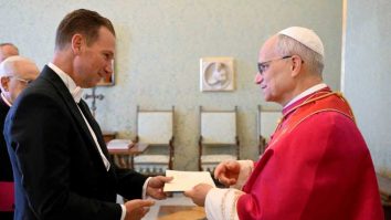 Papa Leon al XIV-lea împlineşte 70 de ani. El a primit un tort de la noul reprezentant al SUA la Vatican, Brian Burch