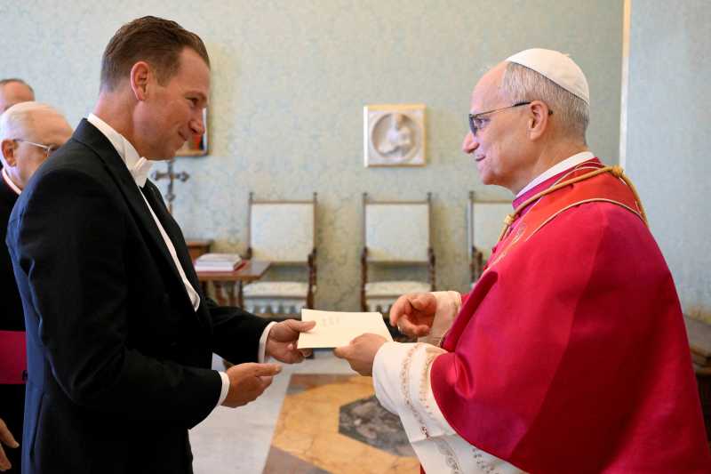 Papa Leon al XIV-lea împlineşte 70 de ani. El a primit un tort de la noul reprezentant al SUA la Vatican, Brian Burch