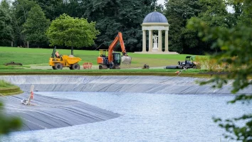 Un miliardar american a lăsat un orășel fără apă ca să-și facă lac în curte. Localnicii nu au voie să folosească apa din cauza secetei