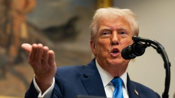 Donald Trump spune că paracetamolul ar putea crește riscul de autism: „Femeile însărcinate ar trebui să limiteze folosirea Tylenol.” Ce spun specialiștii