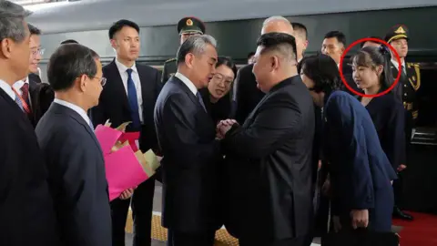 Liderul nord-coreean Kim Jong Un şi-a luat fiica în prima ei călătorie oficială în străinătate, la Beijing