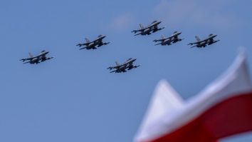 Avioane poloneze și aliate NATO au fost mobilizate sâmbătă dimineață pentru a securiza spațiul aerian al Poloniei, după atacurile rusești asupra vestului Ucrainei, aproape de graniță